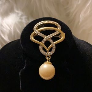 Brooch gold and diamond with faux pearl pendant